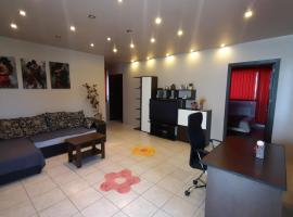 Spacious, modern condo in new villa - sleeps 6, hotel in Bucharest