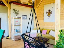 Cottage by the Lake, hotel v destinaci Balatonudvari