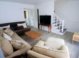 quiet 2 bedroom with fence and fire pit, vila v destinaci Raleigh