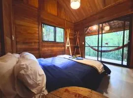 Cabana de madeira entre as árvores