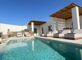 Saliagos villas complex with private pools, villa a Andiparos