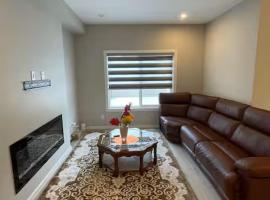 Brand New Bedroom with private bathroom in Keswick, hotel in Edmonton