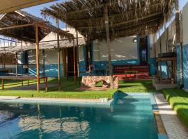 Star Chalet with Pool & Wifi, villa en Al Hadd