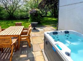 3 Bed Bungalow With Private Woods and HotTub, bungalow em West Langdon