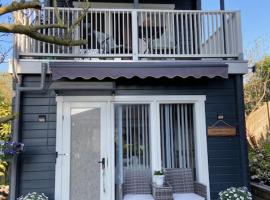Tinyhouse Woody at the Water, hotel u gradu Zandam