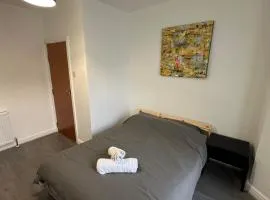 Freshly Renovated Flat just minutes from Luton Airport with Private parking