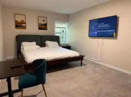 Cosy Bedroom 6 minutes to EWR Prudential Hotels Pen station