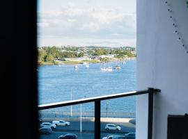 New City Condo with Brisbane River View & Parking, condo στο Μπρισμπέιν