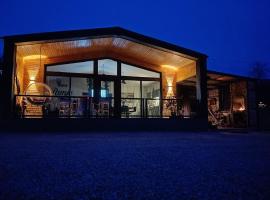 PAMJA Guest House，Bărăşti的有熱水按摩池的飯店