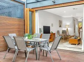 Urban Junction - Walk to Mawson Lakes Dining & Shops