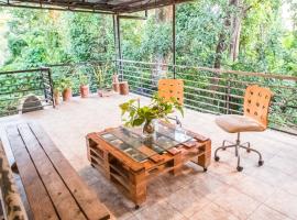 Rainforest Nest - KAHILOM, SAYA, JIVA Nest with Self-Service Breakfast, Outdoor Dining, Bats!, hótel í Subic Bay Intl