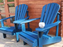 The Dogwood Cabin - Cowichan Valley Bunkie Glamping, hotel v destinaci Duncan