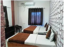 A PREMIUM HOTEL N A N D # P A L A C E - Near Sri Krishna Janambhoomi - Mathura Railway Juction - Parking and Wifi Facilities - Air Conditioning Luxury Room - A Top Rated Four Star Hotel