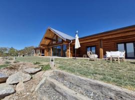The Log House - Jindabyne, hotel in Crackenback