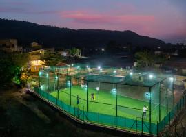 Newly Renovated-Farm Villa -6BHK with Pool & Turf, hotel i Lonavala