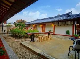 Jeonju hanokmaeulsukbak hanokmidam