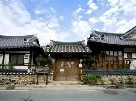 Jeonju Hanok Ihwa Gotaek Banchayougi Josik