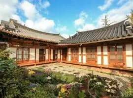 Jeonju Hanok Maeul Hanok Gotek Bugyeongdang
