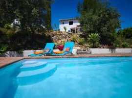 Künstlerhaus Finca Madreselva mit atemberaubenden Weitblick mit Infinitypool, kleinen Teichen und vielen Sitzplätzen in Tolox Malaga im Nationalpark Sierra de las Nieves, ideal für Entspannung, aber auch zum Wandern