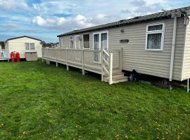 Lovely Serenity 1 and gorgeous Serenity 2 are 3 bedroom 2 bathroom caravans, hotel com piscina em Lowestoft