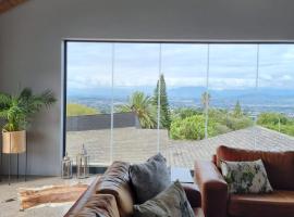 Scenic Mountain & Winelands views, Modern Design, ξενοδοχείο σε Tygerberg Hills
