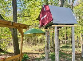 Baumzelt auf Bio-Bauernhof im Natur- und Sternenpark, camping de luxo em Friesack