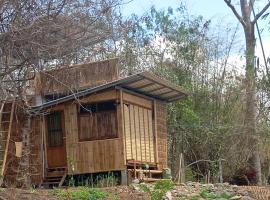 Stay in art studio guesthouse, ξενοδοχείο σε Kampong Huaibū