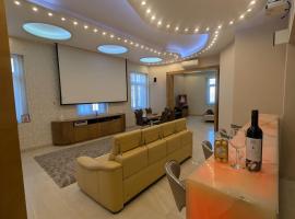 Heart Of Downtown Budapest Luxury Condo, Private Spa, Home Cinema, Patio, hotel a Budapest