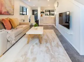 Riverside Escape near Hagley Park and Hospital