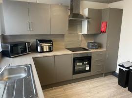 1 Bed Flat with King or Twin Beds, Sofa Bed, Work space, Dining and SMART TV with Free Wifi Throughout!, hotel em Wingate
