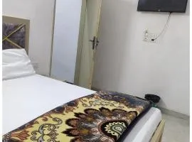 A PREMIUM HOTEL MEERA RESIDENCY # - Near Sri Krishna Janmabhoomi - Parking and Wifi Facilities - Air Conditioning Luxury Room - A Top Rated Four Star Hotel