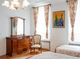Royal Meeting Point Apartment Family & Group Friendly up to 8