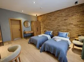 Granat Residence - Designer Villa with Eastern Charm