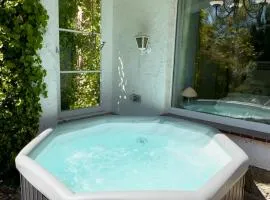 Beheizter Whirlpool und Panoramafenster vom Bett ins Grüne!