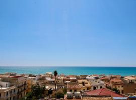Sicilian Apt in Donnalucata-Sleeps 4- 2 Min Beach, Hotel in Donnalucata