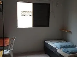 Quarto independente com cama de solteiro em suite