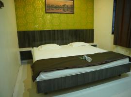New Palange Bhakt Niwas, hotel in Tuljapur