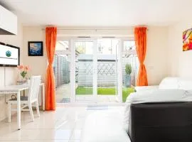 Modern and Quiet 2Bed House by FabAccommodation