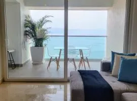 Beachfront Extra-large 1-bedroom free breakfast by Moikkarentals