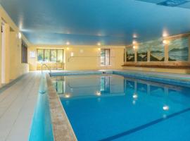 2 Bed Apartment with Shared Pool, Hotel in Kingsbridge