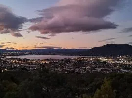 4BR Retreat with Stunning Derwent River Panorama
