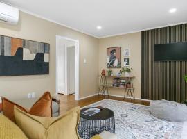 Bright Family Retreat Steps From Taupo Town, Hotel in Taupo