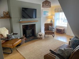 Charming, stylish cottage, parking , large private Garden, well located for island highlights, коттедж в городе Gaerwen