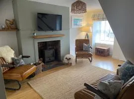 Charming, stylish cottage, parking , large private Garden, well located for island highlights