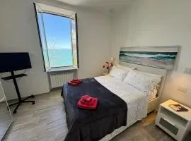 Splendida Casa vista mare per 4 persone di fronte alle spiagge di Bussana