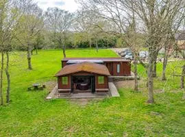 Countryside Cabin on 5 Acres Countryside with Outdoor Firepit, Cinema and converted Stables
