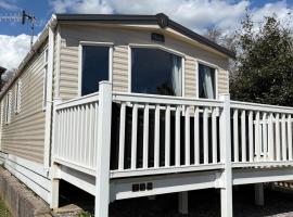 Ladram Bay, 2 Bedroom, Pet Friendly, Wi-Fi, Sleeps 6, resort em Otterton