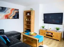 Modern house , Perfect for business trip & Families holiday or working proffesionals-5 min from M1 J25 , 500MB Wi-Fi , Netflix , Fully equiped kitchen , Asda supermarket 5 min walk , Free Secure parking with CCTV ,available monthly deals