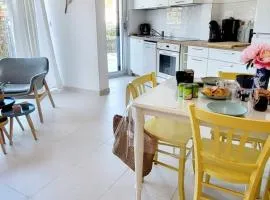 Cabestan air-conditioned Marina opposite the shops near the North Beach