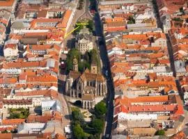 Royal Apartment in Historical Downtown